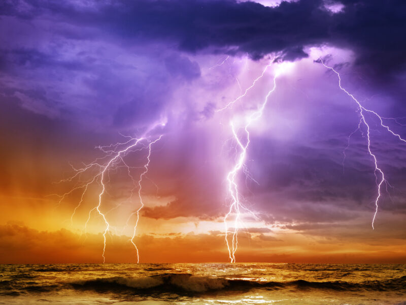 Lightning_over_sea_sunset